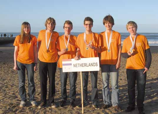 Figuur 1 Het Nederlandse team (v.l.n.r. Michelle Sweering, Guus Berkelmans, Jetze Zoethout, Jeroen Huijben, Jeroen Winkel en Matthijs Lip) op het strand in Mar del Plata. Jetze en Jeroen H.