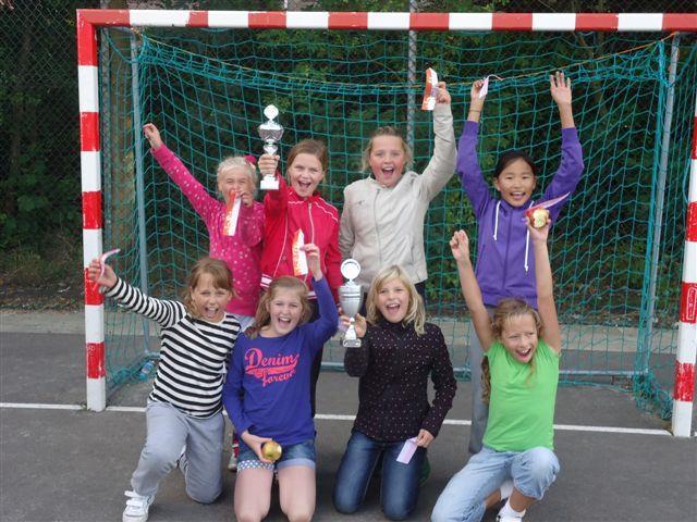 Schoolhandbal groep 7 woensdag 18 september 2013. Gisteren was er weer de schoolhandbal, het was gelukkig droog, dus we troffen het.