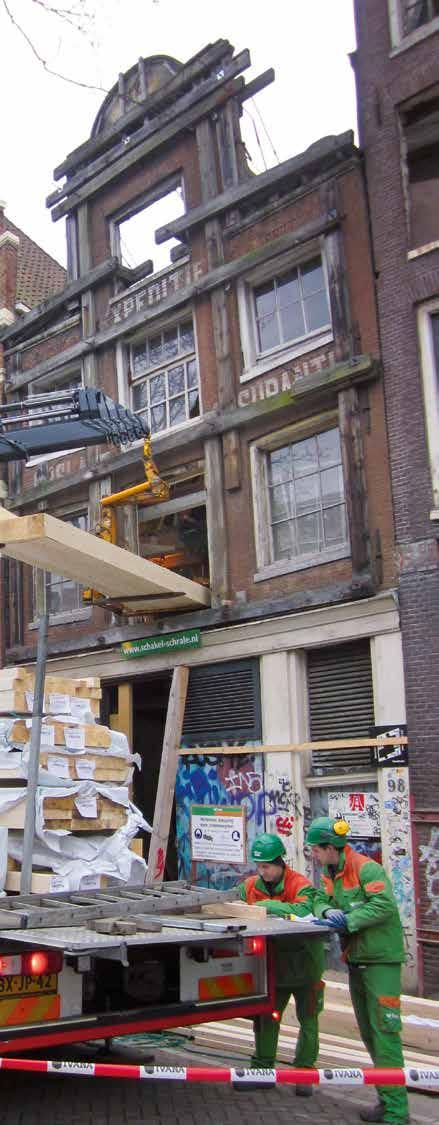 Grote beeld: levering vloerbalken Oudezijds Voorburgwal, Amsterdam Boven: levering cement voor Grote of St.