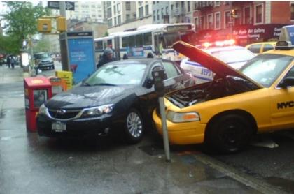 Ongelukje Bij een aanrijding was volgens een getuige een blauwe taxi betrokken en doorgereden. Dat het een taxi was, is wel zeker, maar over de kleur twijfelt de politie nog.