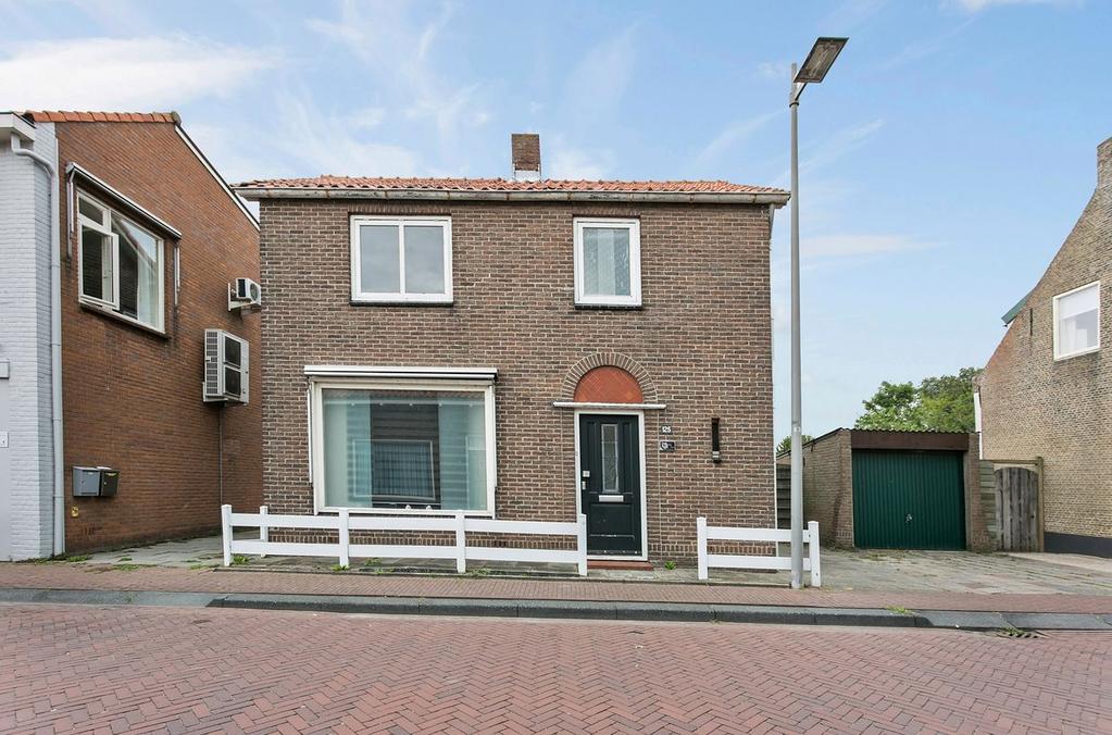 Dorpsstraat 125 4451 AB Heinkenszand Inleiding Anthonise Makelaars biedt aan: vrijstaande woning met garage en met een verrassend grote tuin op het zuiden (perceel 432 m²)!