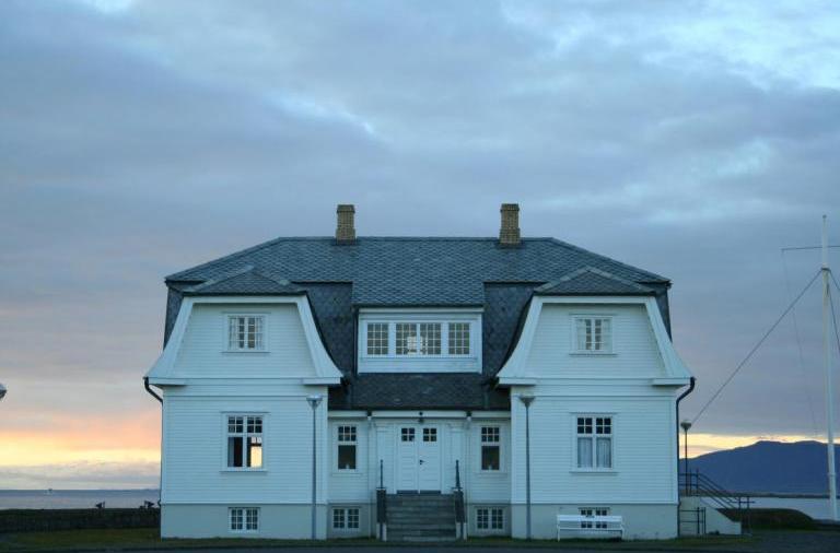 Komur 63.99783168813981, -22.625141143798828 Höfði House Höfði huis, gebouwd in 1909, wordt beschouwd als een van de mooiste en historisch belangrijke gebouwen in de Reykjavík gebied.