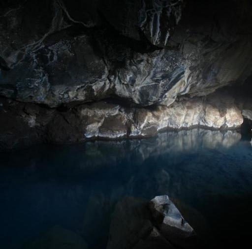 Er zijn parkeerplaatsen aan beide zijden van de rivier, die de lente vindt op de Vatnajökull gletsjer. Goðafoss Sightseeing, Iceland 65.684361148077, -17.