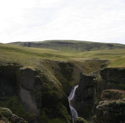 Fjadrárgljúfur canyon Een verborgen juweeltje langs de 1. Een canyon gevormd door kristalheldere blauwe water. De combinatie met de groene mos zodat het lijkt meer een LotR decor.