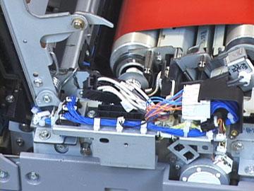 Verwijder de twee bevestigingsschroeven met behulp van de meegeleverde T15 Torx-schroevendraaier en til de bovenklep van de fuser op in de geopende stand. 11.