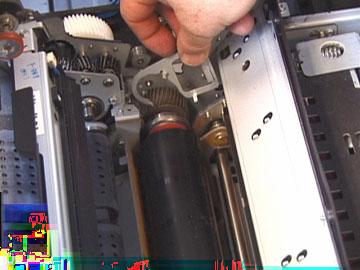Gebruik de drukrolhandgrepen om de drukrol in de fusereenheid te plaatsen. 5.