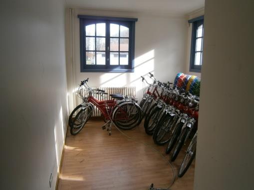 Het aantal fietsen dat kan worden gestald is genoeg voor bezoekers maar is te weinig voor een fietswerking.