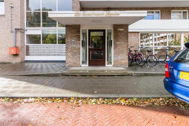 Op zoek naar een heerlijk en ruim appartement in de groene woonwijk Keizer Karelpark met een prachtig uitzicht over de recreatieplas de Poel en het Amsterdamse Bos?