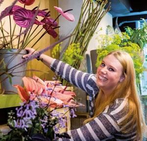 Medewerker bloemist Niveau 2 Duur: 2 jaar Leerweg: BOL: Ja / BBL: Nee Toelatingseisen: Vmbo-diploma basisberoepsgerichte leerweg of diploma entree-opleiding (mbo-niveau 1) Themapakketten keuzedelen: