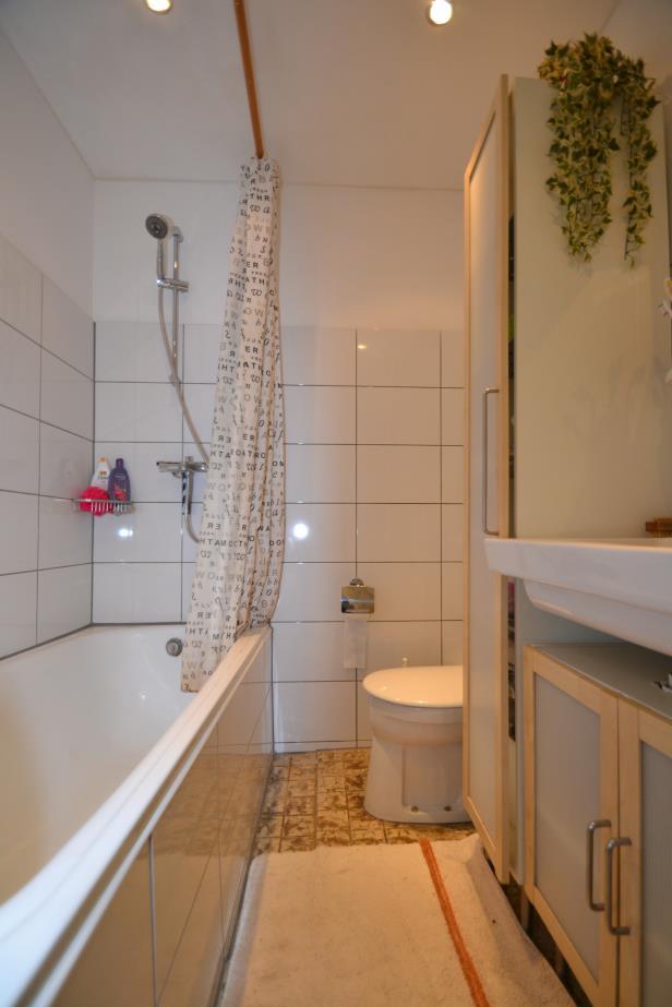 De afwerking is hetzelfde als slaapkamer 1. De eenvoudige, nette badkamer is ca. 2.45x1.80 m.