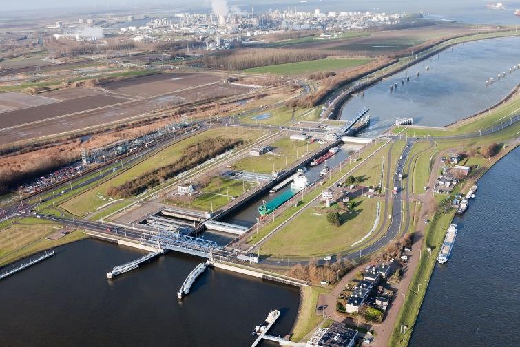 1 Inleiding 1.1 Inleiding Nederland en Vlaanderen zijn overeengekomen de plannen voor een Nieuwe Sluis op het sluizencomplex van Terneuzen uit te werken 1.