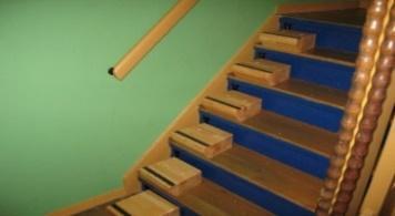 PERSBERICHT Succesvolle proef met tussentreden in Amsterdamse trappenhuizen In het voorjaar van 2017 is er een proef georganiseerd met het plaatsen van tussentreden op trappen in trappenhuizen.