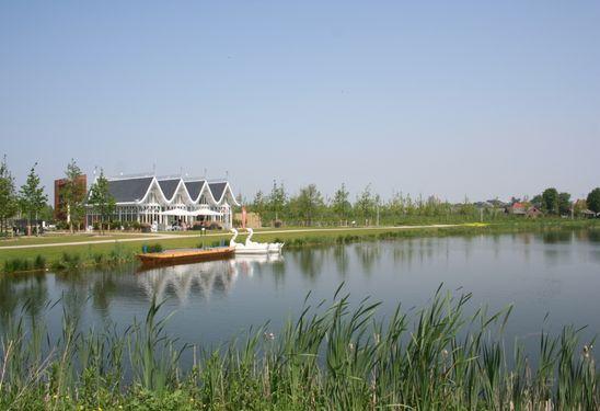 Beeldbepalend voor het dorp zelf is De Brink, het plein in het midden van het dorp.