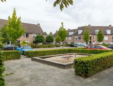 Om de hoek is tevens een groen plantsoen met speelgelegenheid voor de kinderen gelegen.