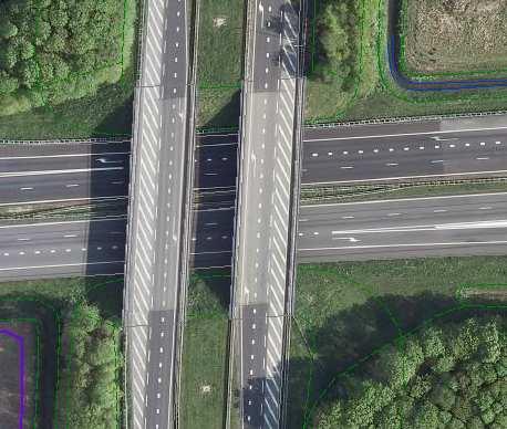 Op de luchtfoto is te zien dat het stuk dat nu niet gebruikt wordt met witte schuine strepen is gemarkeerd. Deze ruimte kan gebruikt worden voor de verdubbeling van de weg.