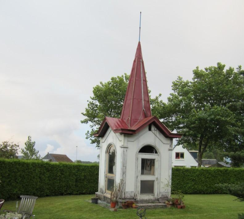 Het tijdschrift Noorderbreedte publiceerde een artikel over een restant van een gesloopte kerk in Zuidhorn; een torentje welke als tuinhuis dienst deed in