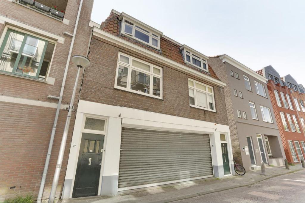 Omschrijving Een 3-kamer maisonnette gelegen in de binnenstad van Gouda. De woning is gelegen aan de Paradijs met eigen opgang en beschikt over een eigen zonnige dakterras (ca 30m²).