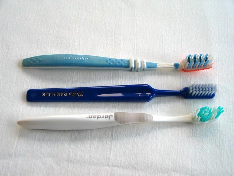 www.dhconcept.ch Toothbrushes We offer you all types of manual toothbrushes available on the market.