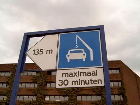 De plaatsen die met een A zijn aangeduid zijn de plaatsen die formeel zijn aangeduid als auto afzetplaats volgens artikel E.7.04, lid 2 in het Rijnvaartpolitie reglement.