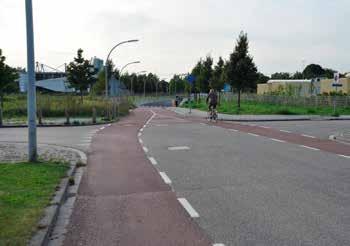 Aan de oostzijde stuit de centrale as van de Koggelaan op de fietsroute naar Zwolle-zuid, en aan de westzijde eindigt deze hoofdas in een wegdraaiende fietstunnel.