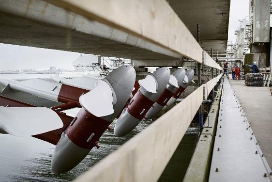 binnen te laten, door bijvoorbeeld pompen in de spuikokers in combinatie met het opwekken van energie.