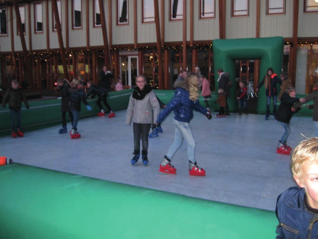 De IJsbaan was een groot succes. De basisschoolkinderen hebbn zich kunnen uitleven op de ijsbaan bij Allemanswaard. Die is voor herhaling vatbaar in dit nieuwe jaar met kerst in Amerongen 2017.
