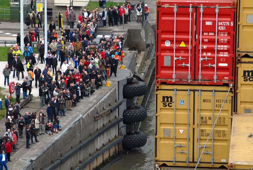 De proefvaart trok veel belangstellenden nautisch veiligheidsoogpunt mogelijk is, mits aan een aantal randvoorwaarden wordt voldaan.