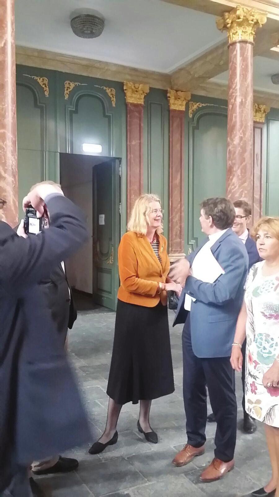 Kerkinformatiemarkt Kennismaking met de nieuwe burgemeester van Den Haag, Pauline Krikke. Op 28 juni jl. vond er een bijzondere ontmoeting plaats tussen de burgemeester van Den Haag, mw.