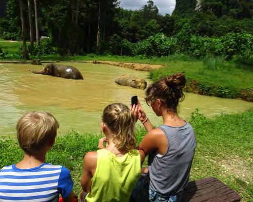 Daarnaast hebben de kinderen olifant gereden op de olifant van de Mon stam.