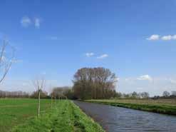 Uitzicht vanaf de dijk over de uiterwaarden en de IJssel Landgoederenensembles en -structuren Bijzonder is de grote dichtheid aan landgoederen, verspreid over het gehele gebied geven De Graafschap