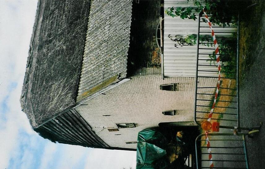 Het voormalige agrarische bedrijfsgebouw is op bovenstaande foto s weergegeven. Op 29 juli 2003 is door gemeente Drimmelen een vergunning afgegeven voor het slopen van het gebouw.