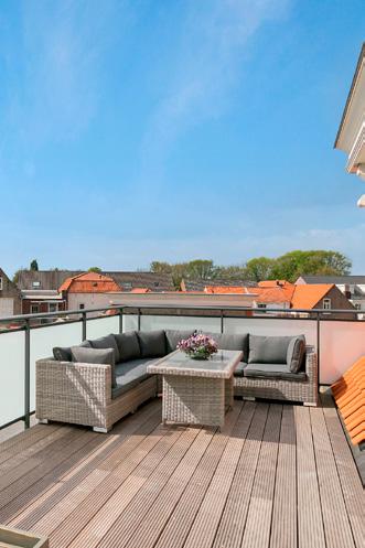 Badkamer De badkamer beschikt over een inloopdouche met cabine en thermostaatkraan, ligbad, wastafel, badmeubel, mechanische ventilatie, raam en een designradiator.