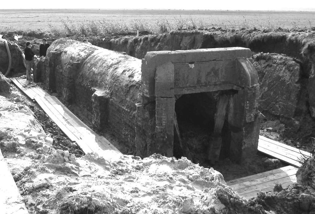 In 1600 was het maaiveld (de grond in de polder) hoger dan nu. Ook de waterpeilen in de polder waren hoger.