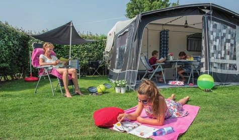 Ze hebben een ruime tuin met een overdekt terras met een heerlijke loungeset. Hier kun je volop genieten van de vele zonuren die Zeeland rijk is.