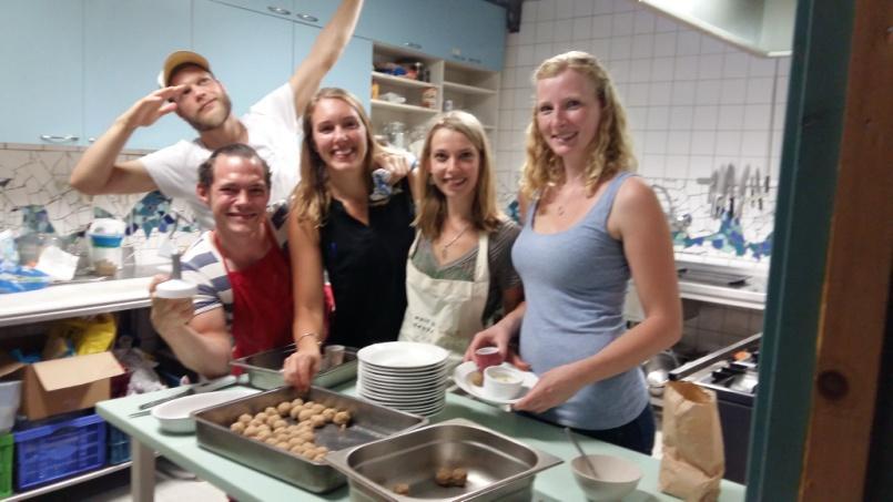Studenten in de keuken van café Averechts Studentenvereniging Spontaan en café Averechts uit Utrecht hebben een geweldige actie op touw gezet. Een maand lang stond ORISSA ZAL LEVEN!