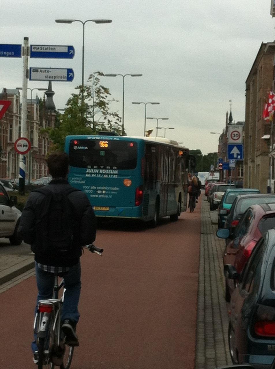 Emmaplein Ruim baan voor de fietser? Duidelijk gemarkeerd voor ander verkeer.