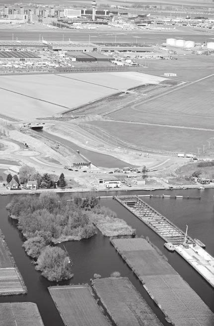 De nieuwe aansluitingen bij de A4 worden gerealiseerd, en er is gestart met de verbreding van de Fokkerweg. Kortom, er wordt hard gewerkt. Dit zult u ook gemerkt hebben, overal zijn ze bezig.