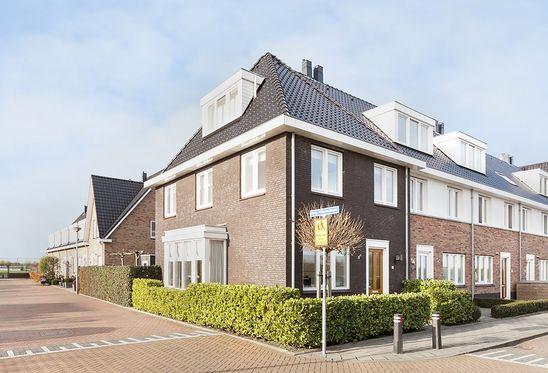 Moderne, perfect afgewerkte hoekwoning! Bent u op zoek naar een hoekwoning waar u direct in kunt en welke perfect is afgewerkt? Dan bent u bij deze woning aan het juiste adres!