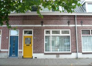 VUGHT Helvoirtseweg 143 Nabij het gezellige centrum van Vught gelegen, grotendeels gemoderniseerd en bijzonder sfeervol afgewerkt, vooroorlogs tussengelegen woonhuis met achtertuin op het