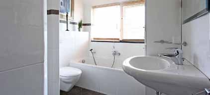 De 3e slaapkamer is gelegen aan de achterzijde (7 m²). Badkamer Luxe, modern ingerichte badkamer met Grohe thermostaatkranen. De badkamer is grotendeels betegeld.