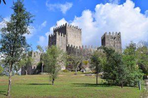 noorden. Door een afwisselend landschap van eucalyptusbossen, glooiende akkers, wijngaarden en olijfbomen komt u aan in Coimbra. U verblijft in een authentieke accommodatie in het centrum van de stad.