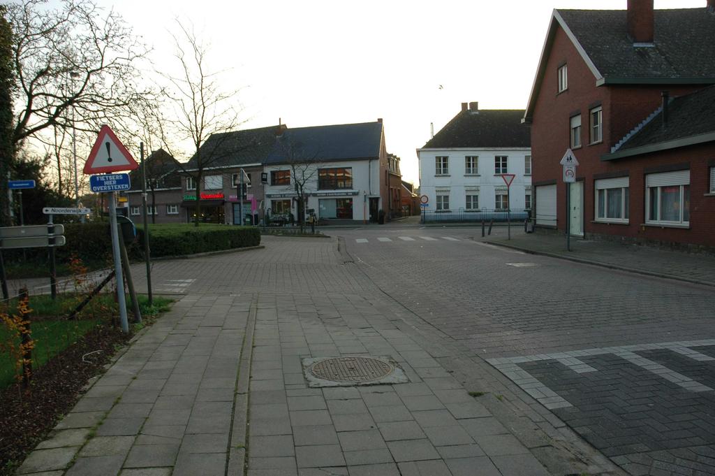 8. Kruispunt Servaas Daemsstraat Ring: oversteken naar rechterzijde rijbaan bij einde dubbelrichtingsfietspad + rechts afslaan naar voorrangsweg 1.