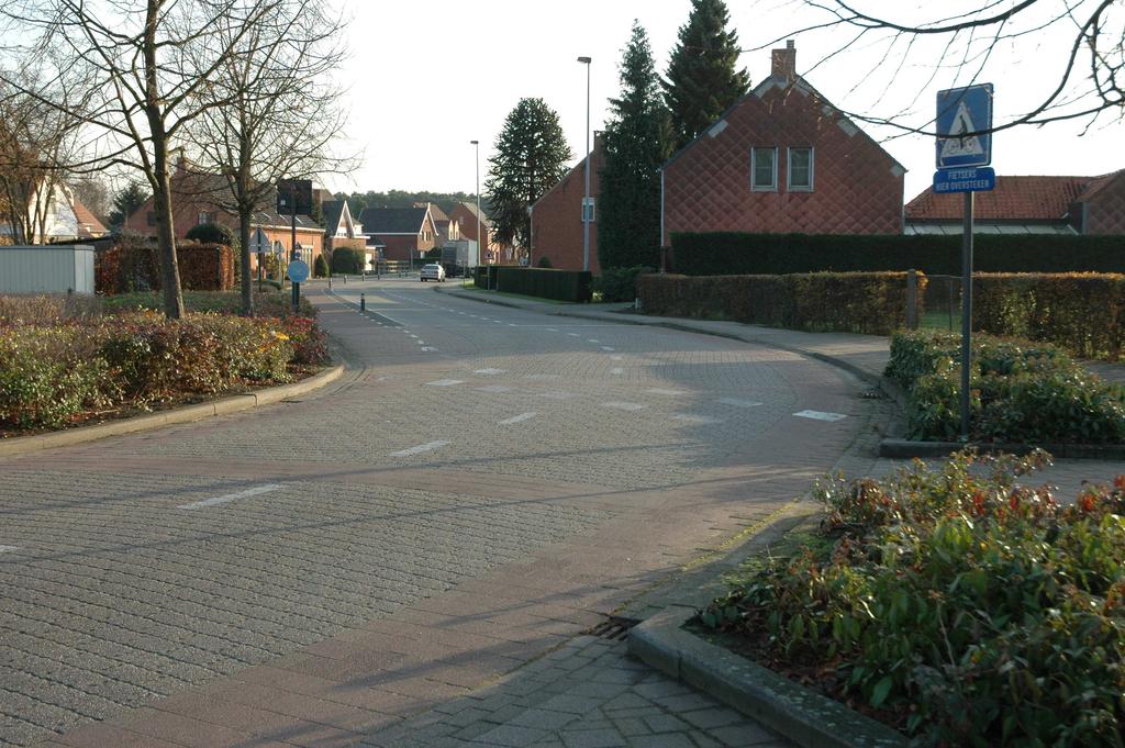 2. Olenseweg: gebruik fietsoversteek 1. Minder je snelheid bij het naderen van de oversteekplaats. 2. Kijk over je linkerschouder en vooruit om te zien of er geen verkeer nadert. 3.