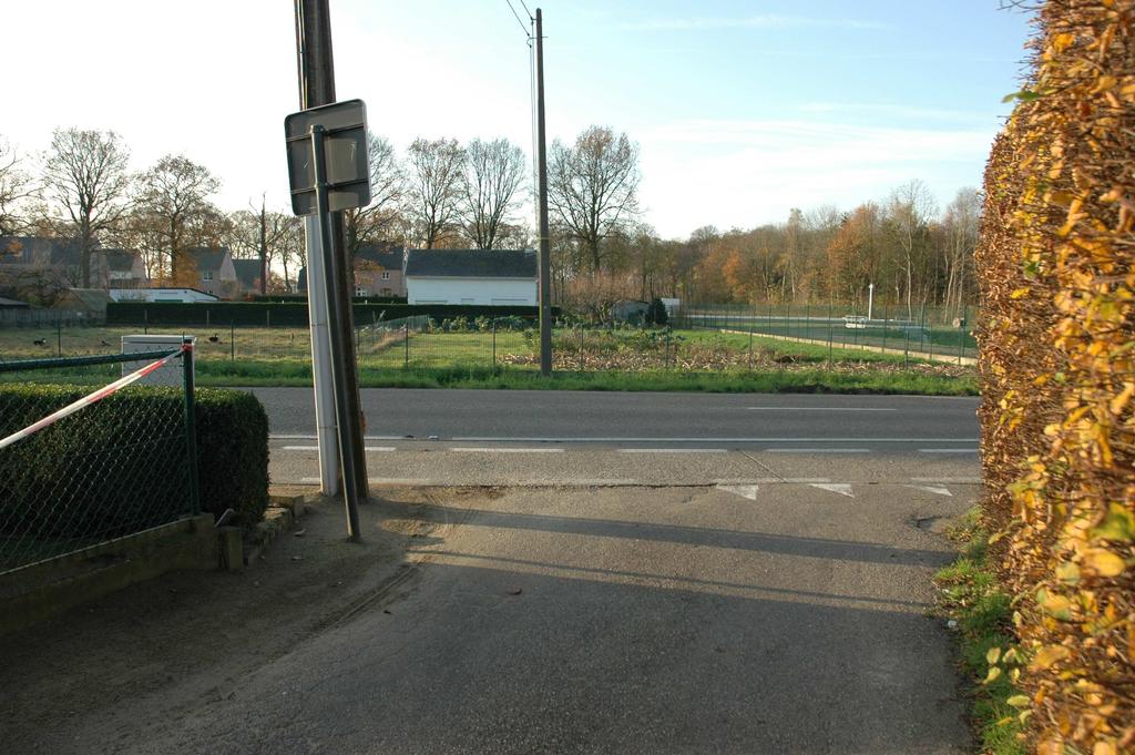 6. Kruispunt Woud Servaas Daemsstraat: links afslaan naar dubbelrichtingsfietspad 1. Minder je snelheid bij het naderen van het kruispunt. 2.