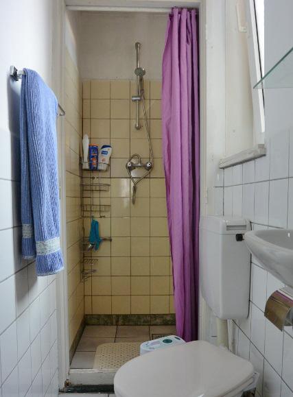 Badkamer, geheel betegeld en met systeemplafond, is