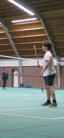 JEUGDLEDEN STELLEN ZICH VOOR NAAM Joep de Vries Seth Visser LEEFTIJD 11 jaar 11 jaar HOELANG ZIT JE AL OP 5 maanden 10 maanden BADMINTON?