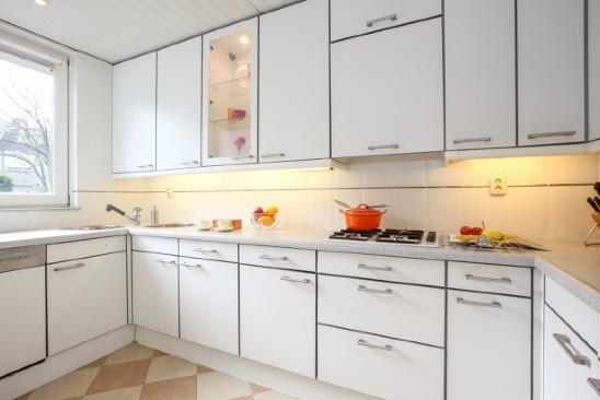De half open keuken heeft een modern keukenblok van hoge kwaliteit en is voorzien van diverse inbouwapparatuur (waaronder een koel/vriescombinatie, een