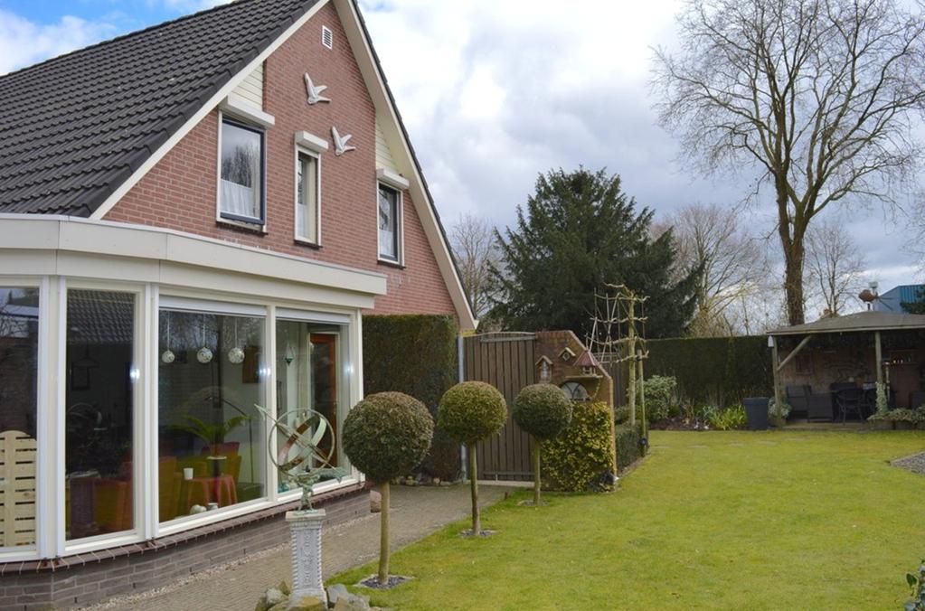 Ligging en indeling Bijzonderheden: - Keuken vernieuwd in 2014; - Badkamer en toilet vernieuwd in 2015; - Fraai aangelegde, privacy volle tuin met veranda.