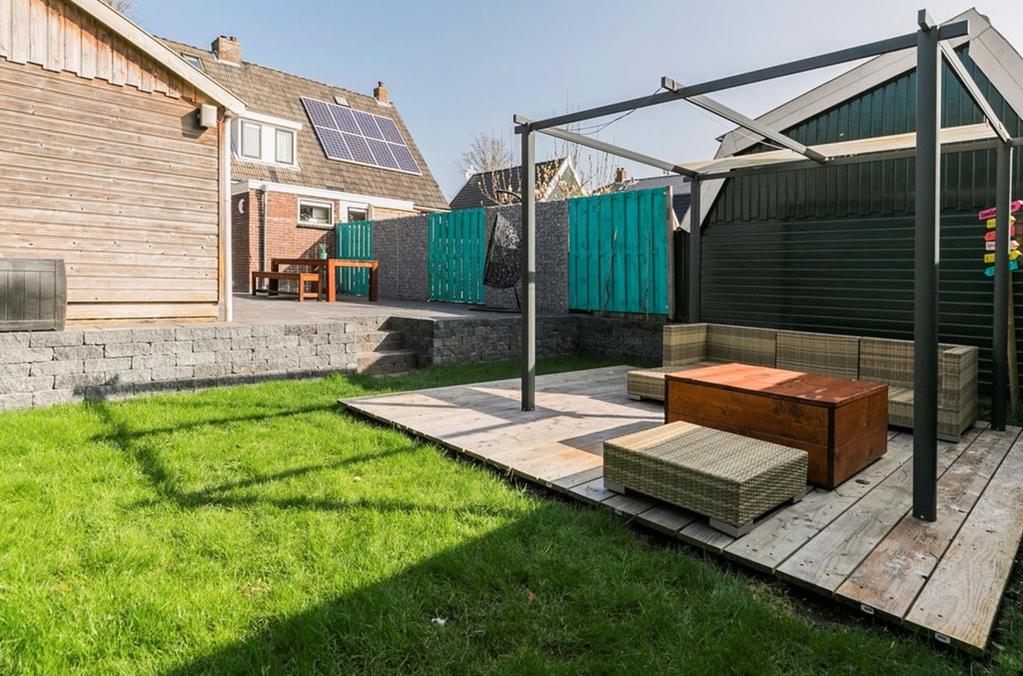 Ligging en indeling Deze woning onderscheidt zich op diverse punten: - De ligging; direct bij het centrum van Burgum, op enige afstand van de Raadhuisweg (door het ruime plantsoen).