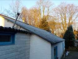 Bron 5: Asbesthoudend golfplaatmateriaal op de daken van de bungalow, schuur 4, schuur 6,